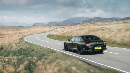 Bentley acaba de tocar uno de sus simbolos mas sagrados el flying spur dice adios a los dobles faros