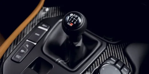 Toyota insiste en lo imposible: un coche eléctrico con cambio manual, embrague y hasta calado simulado