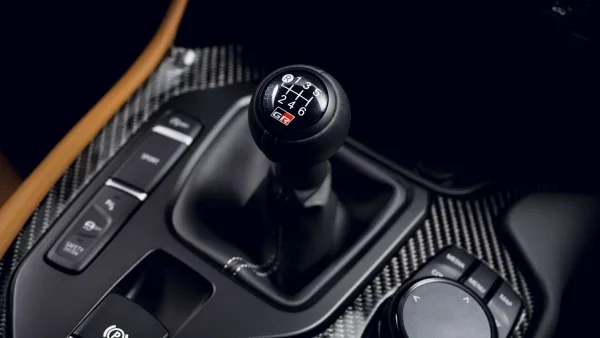 Toyota insiste en lo imposible: un coche eléctrico con cambio manual, embrague y hasta calado simulado