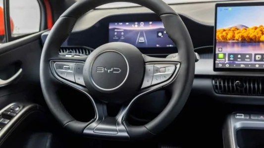 El byd dolphin g dm i llega con una receta letal 105 km electricos 1 040 km totales y menos de 19 000 euros
