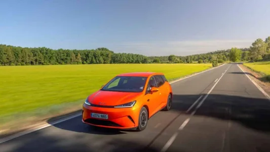 El byd dolphin g dm i llega con una receta letal 105 km electricos 1 040 km totales y menos de 19 000 euros 1