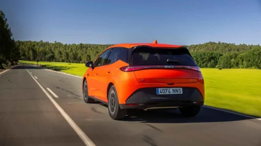 El byd dolphin g dm i llega con una receta letal 105 km electricos 1 040 km totales y menos de 19 000 euros 2