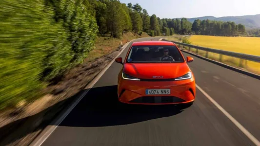 El byd dolphin g dm i llega con una receta letal 105 km electricos 1 040 km totales y menos de 19 000 euros 3