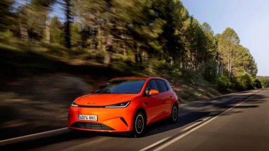 El byd dolphin g dm i llega con una receta letal 105 km electricos 1 040 km totales y menos de 19 000 euros 4