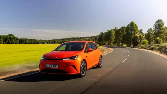 El byd dolphin g dm i llega con una receta letal 105 km electricos 1 040 km totales y menos de 19 000 euros 5