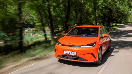 El byd dolphin g dm i llega con una receta letal 105 km electricos 1 040 km totales y menos de 19 000 euros 6