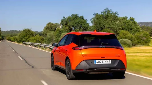 El byd dolphin g dm i llega con una receta letal 105 km electricos 1 040 km totales y menos de 19 000 euros 7