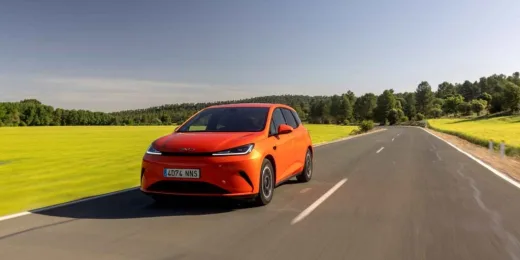 El BYD Dolphin G DM-i llega con una receta letal: 105 km eléctricos, 1.040 km totales y menos de 19.000 euros