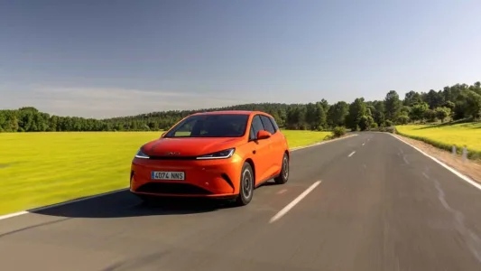 El byd dolphin g dm i llega con una receta letal 105 km electricos 1 040 km totales y menos de 19 000 euros 8