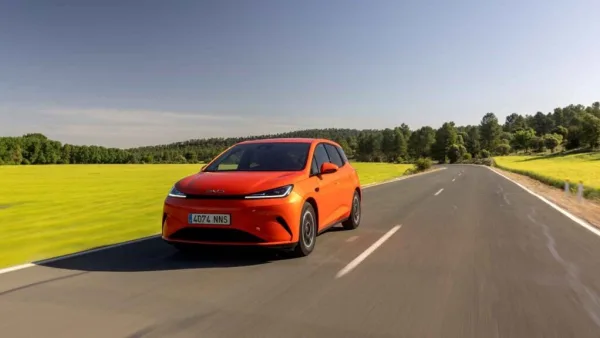 El BYD Dolphin G DM-i llega con una receta letal: 105 km eléctricos, 1.040 km totales y menos de 19.000 euros