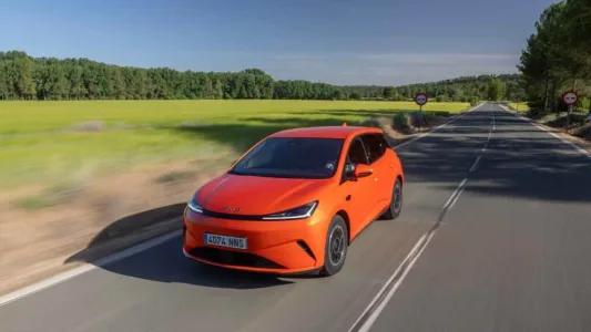 El byd dolphin g dm i llega con una receta letal 105 km electricos 1 040 km totales y menos de 19 000 euros 9