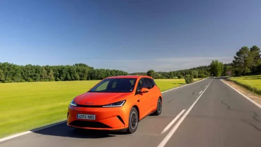 El byd dolphin g dm i llega con una receta letal 105 km electricos 1 040 km totales y menos de 19 000 euros 10