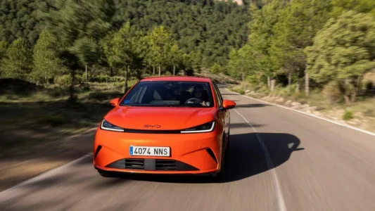 El byd dolphin g dm i llega con una receta letal 105 km electricos 1 040 km totales y menos de 19 000 euros 11