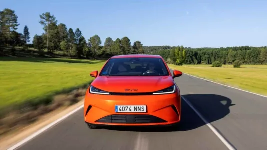 El byd dolphin g dm i llega con una receta letal 105 km electricos 1 040 km totales y menos de 19 000 euros 12
