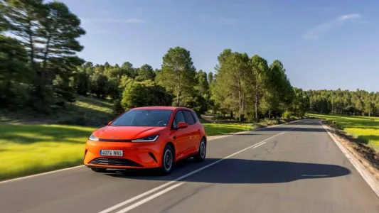 El byd dolphin g dm i llega con una receta letal 105 km electricos 1 040 km totales y menos de 19 000 euros 13