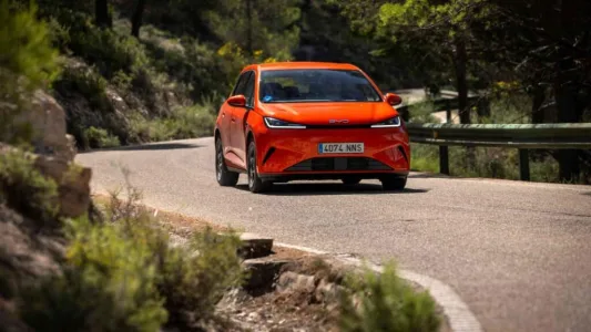 El byd dolphin g dm i llega con una receta letal 105 km electricos 1 040 km totales y menos de 19 000 euros 14