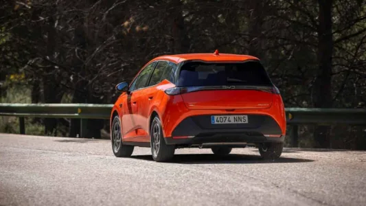 El byd dolphin g dm i llega con una receta letal 105 km electricos 1 040 km totales y menos de 19 000 euros 15
