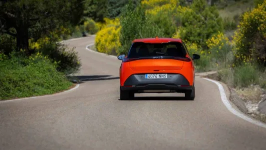 El byd dolphin g dm i llega con una receta letal 105 km electricos 1 040 km totales y menos de 19 000 euros 16
