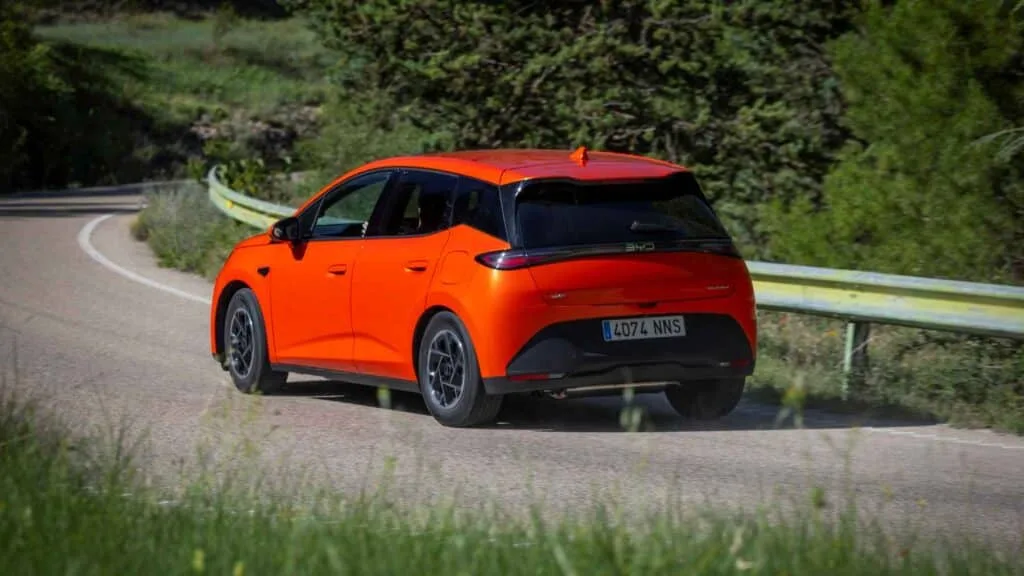 El byd dolphin g dm i llega con una receta letal 105 km electricos 1 040 km totales y menos de 19 000 euros 17