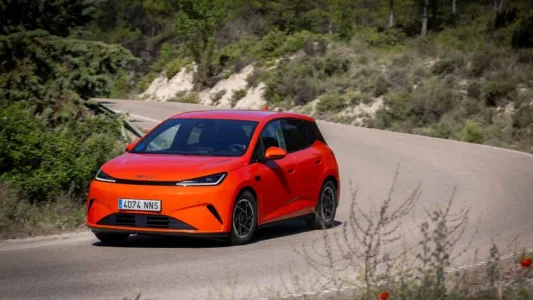 El byd dolphin g dm i llega con una receta letal 105 km electricos 1 040 km totales y menos de 19 000 euros 18