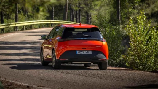 El byd dolphin g dm i llega con una receta letal 105 km electricos 1 040 km totales y menos de 19 000 euros 19