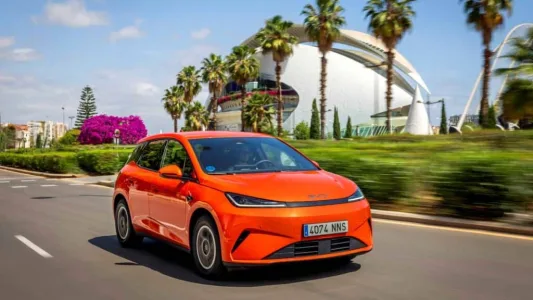 El byd dolphin g dm i llega con una receta letal 105 km electricos 1 040 km totales y menos de 19 000 euros 20