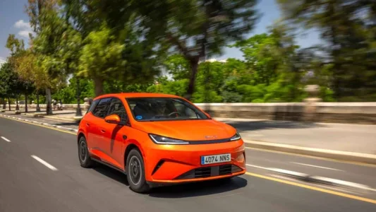 El byd dolphin g dm i llega con una receta letal 105 km electricos 1 040 km totales y menos de 19 000 euros 21
