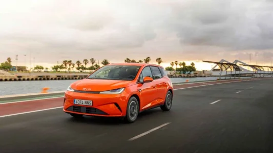 El byd dolphin g dm i llega con una receta letal 105 km electricos 1 040 km totales y menos de 19 000 euros 22