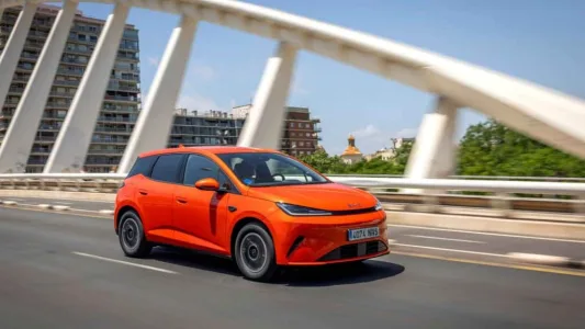 El byd dolphin g dm i llega con una receta letal 105 km electricos 1 040 km totales y menos de 19 000 euros 23