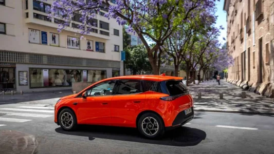 El byd dolphin g dm i llega con una receta letal 105 km electricos 1 040 km totales y menos de 19 000 euros 24