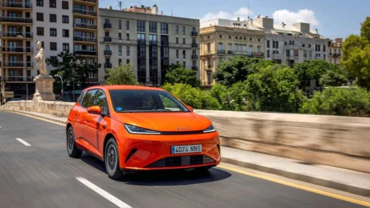 El byd dolphin g dm i llega con una receta letal 105 km electricos 1 040 km totales y menos de 19 000 euros 25