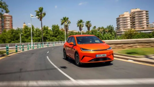 El byd dolphin g dm i llega con una receta letal 105 km electricos 1 040 km totales y menos de 19 000 euros 26