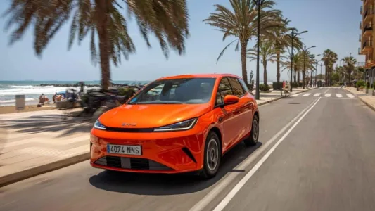 El byd dolphin g dm i llega con una receta letal 105 km electricos 1 040 km totales y menos de 19 000 euros 27