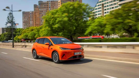 El byd dolphin g dm i llega con una receta letal 105 km electricos 1 040 km totales y menos de 19 000 euros 28