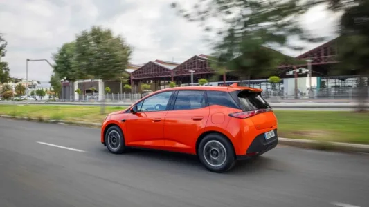 El byd dolphin g dm i llega con una receta letal 105 km electricos 1 040 km totales y menos de 19 000 euros 29
