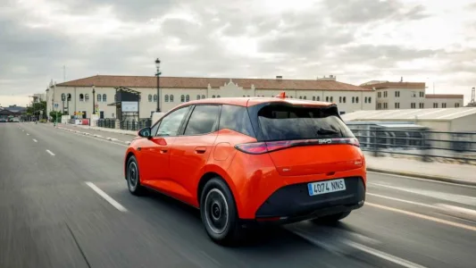 El byd dolphin g dm i llega con una receta letal 105 km electricos 1 040 km totales y menos de 19 000 euros 30