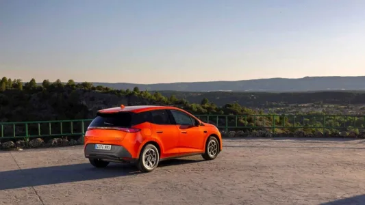El byd dolphin g dm i llega con una receta letal 105 km electricos 1 040 km totales y menos de 19 000 euros 31