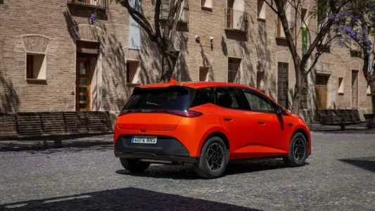 El byd dolphin g dm i llega con una receta letal 105 km electricos 1 040 km totales y menos de 19 000 euros 33