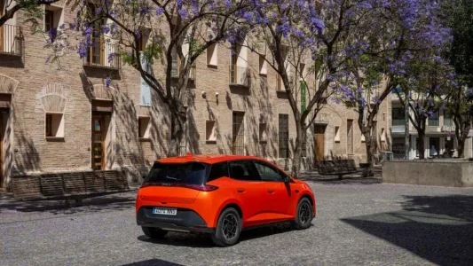 El byd dolphin g dm i llega con una receta letal 105 km electricos 1 040 km totales y menos de 19 000 euros 34