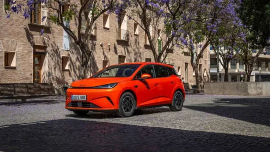 El byd dolphin g dm i llega con una receta letal 105 km electricos 1 040 km totales y menos de 19 000 euros 35