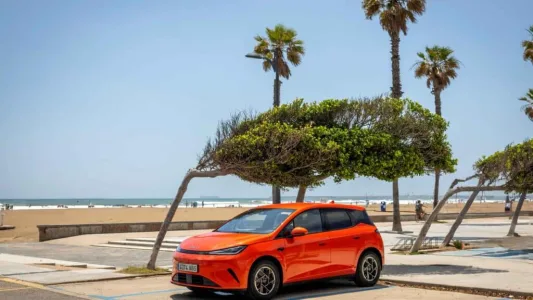 El byd dolphin g dm i llega con una receta letal 105 km electricos 1 040 km totales y menos de 19 000 euros 36