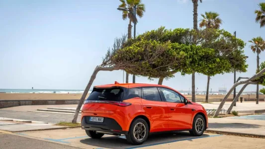 El byd dolphin g dm i llega con una receta letal 105 km electricos 1 040 km totales y menos de 19 000 euros 37