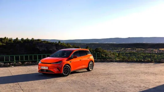 El byd dolphin g dm i llega con una receta letal 105 km electricos 1 040 km totales y menos de 19 000 euros 38