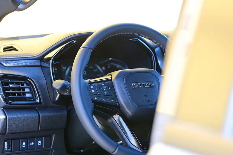 Japon tiene otra pick up casi irrompible y no se llama hilux la nueva isuzu d max llega con mas par y cambio de 8 marchas 1