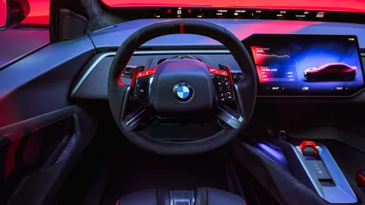 Bmw ya tiene casi listo el m3 electrico y lo ha puesto junto al e30 para pedir permiso a los puristas