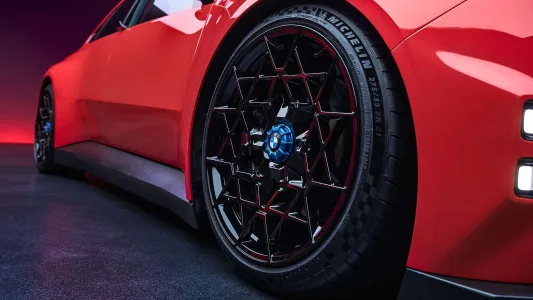Bmw ya tiene casi listo el m3 electrico y lo ha puesto junto al e30 para pedir permiso a los puristas 13
