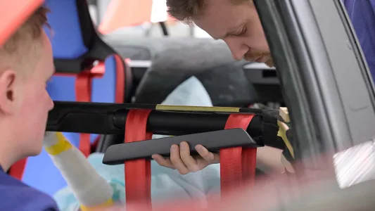 Bmw ya tiene casi listo el m3 electrico y lo ha puesto junto al e30 para pedir permiso a los puristas 18