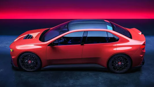 Bmw ya tiene casi listo el m3 electrico y lo ha puesto junto al e30 para pedir permiso a los puristas 30