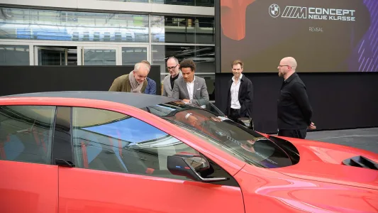 Bmw ya tiene casi listo el m3 electrico y lo ha puesto junto al e30 para pedir permiso a los puristas 31