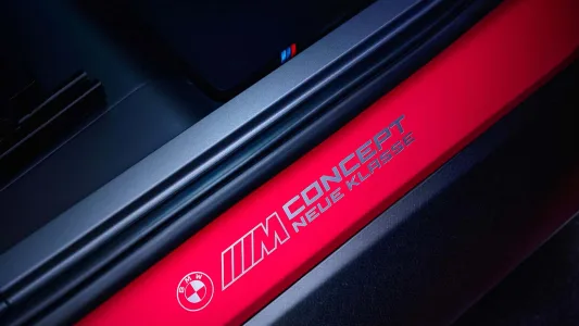 Bmw ya tiene casi listo el m3 electrico y lo ha puesto junto al e30 para pedir permiso a los puristas 34